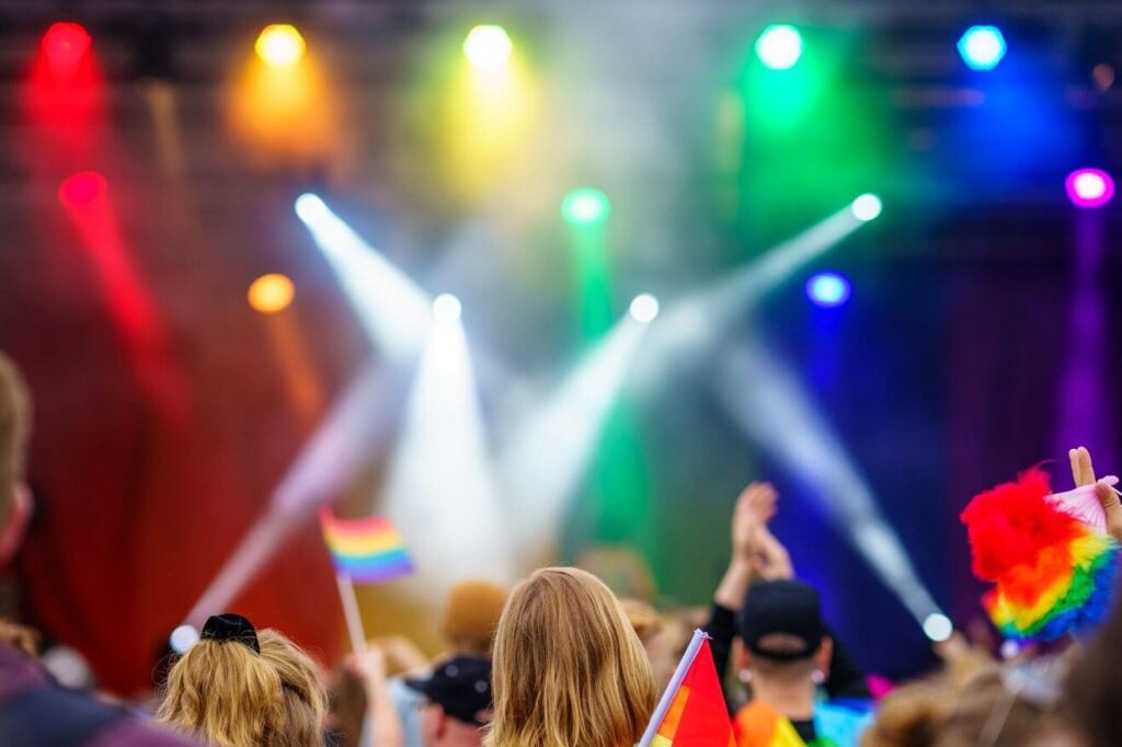 Comprendre la définition de LGBTQIA : diversité et inclusion dans la scène musicale contemporaine