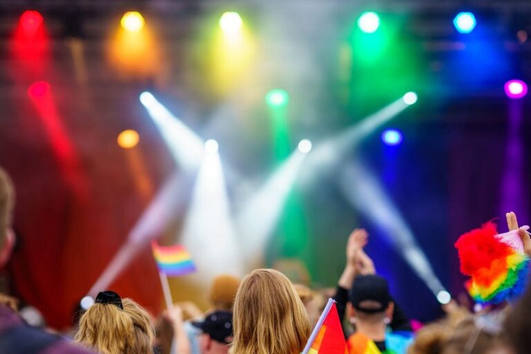 Comprendre la définition de LGBTQIA : diversité et inclusion dans la scène musicale contemporaine
