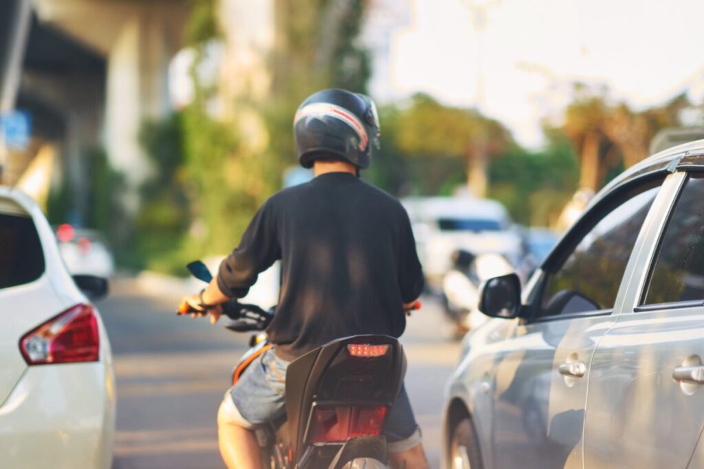 Est-ce autorisé d’écouter de la musique en moto ?