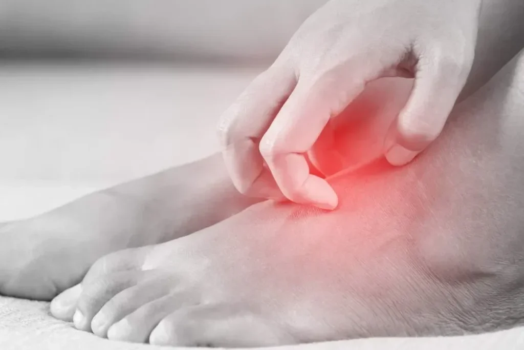 Pourquoi votre pied vous gratte-t-il ? Découvrez la signification cachée !