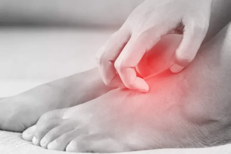Pourquoi votre pied vous gratte-t-il ? Découvrez la signification cachée !