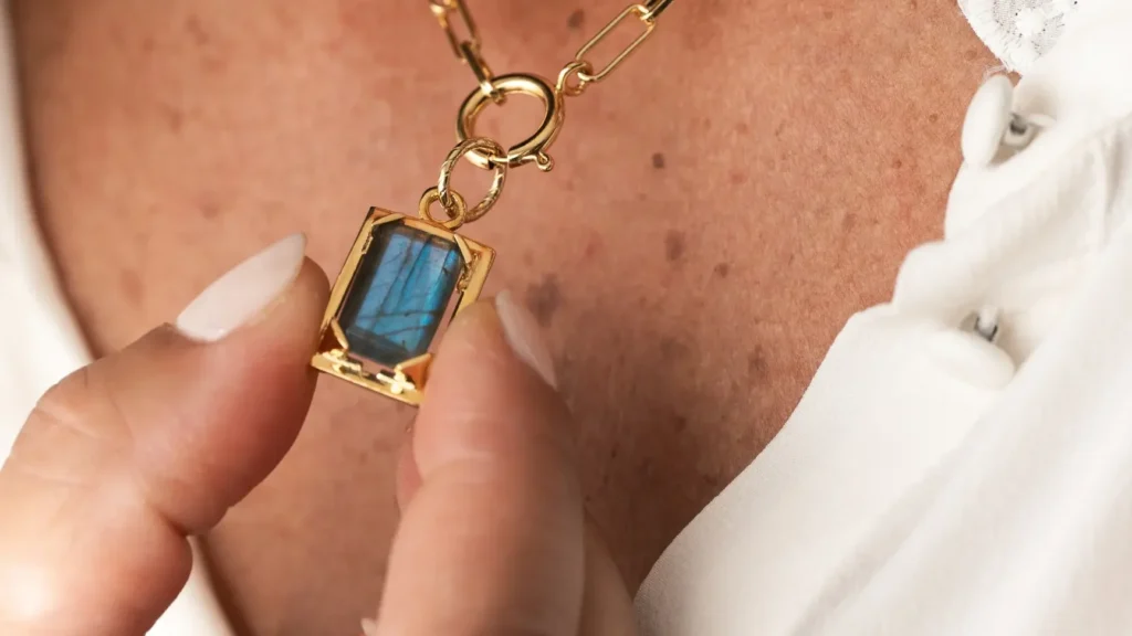 Quelle est la signification cachée derrière la pierre de labradorite ?
