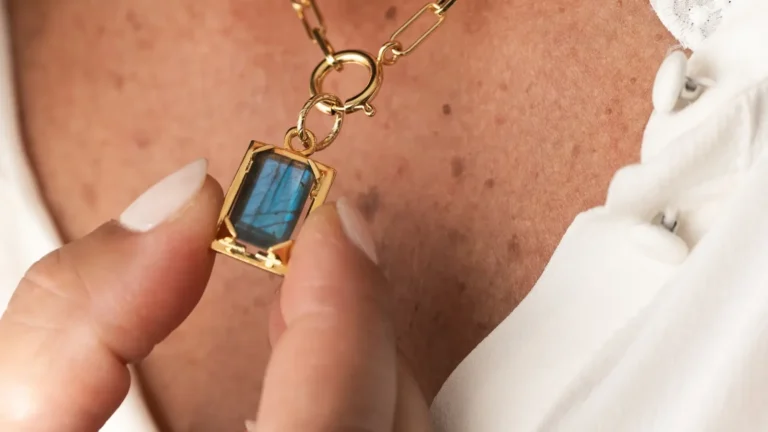 Quelle est la signification cachée derrière la pierre de labradorite ?