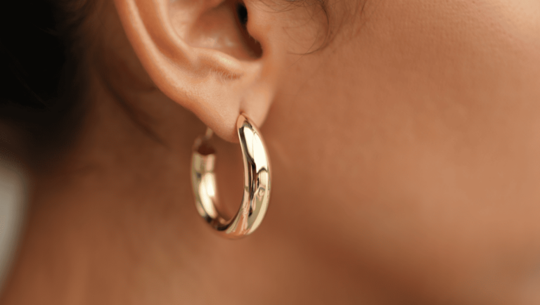 Boucles d’oreilles pour hommes : Quelle signification cachent-elles ?