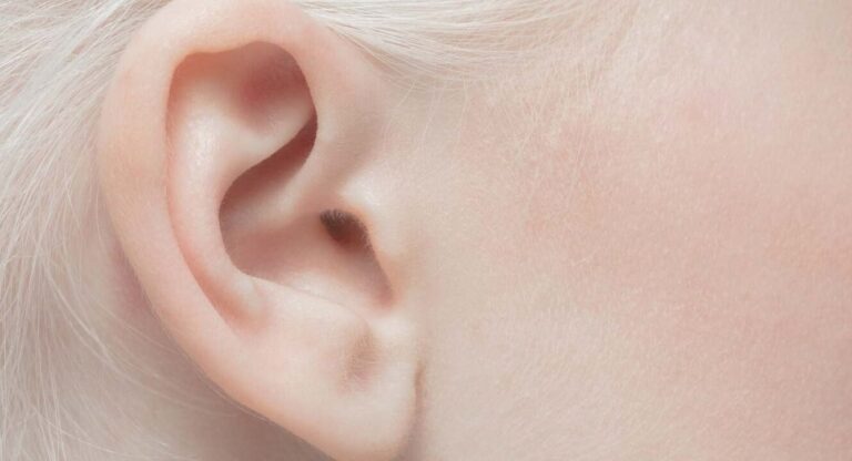 Douleur à l’oreille droite : qu’est-ce que cela peut signifier ?