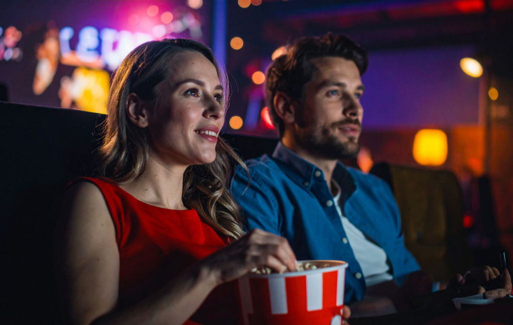 couple allant au cinema grace au CSE