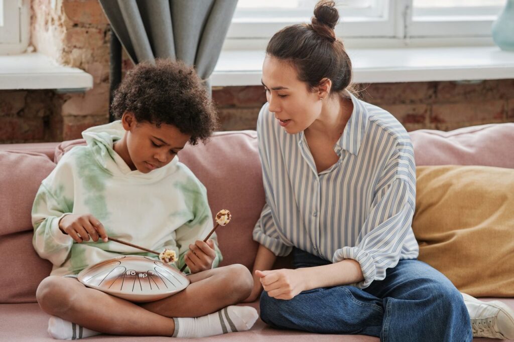 femme assise avec enfant tongue drum